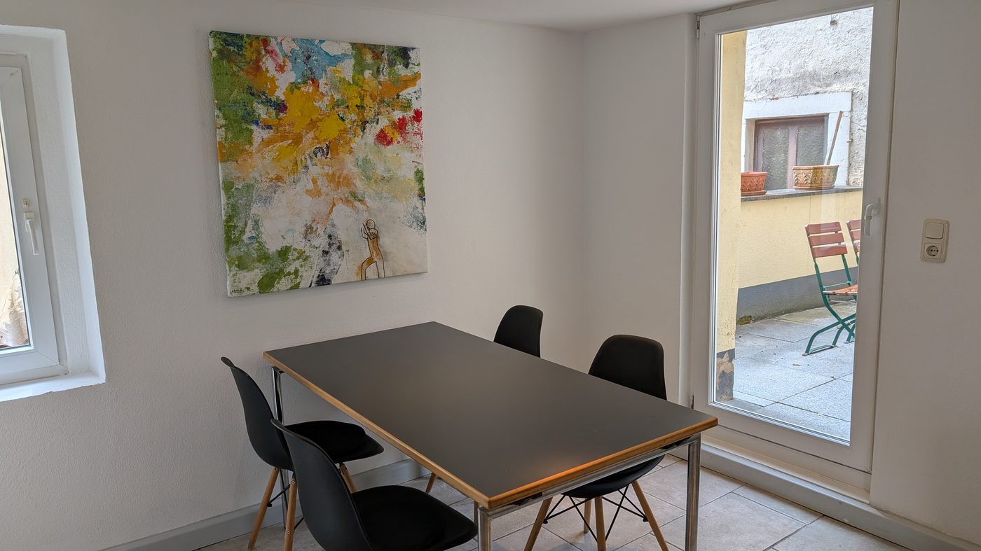 Esszimmer mit Esstisch und direktem Terrassenzugang