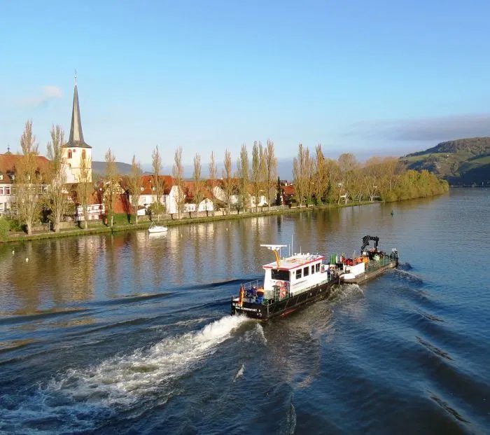 Schiff auf dem Main mit Veitshöchheim und Kirchturm im Hintergrund