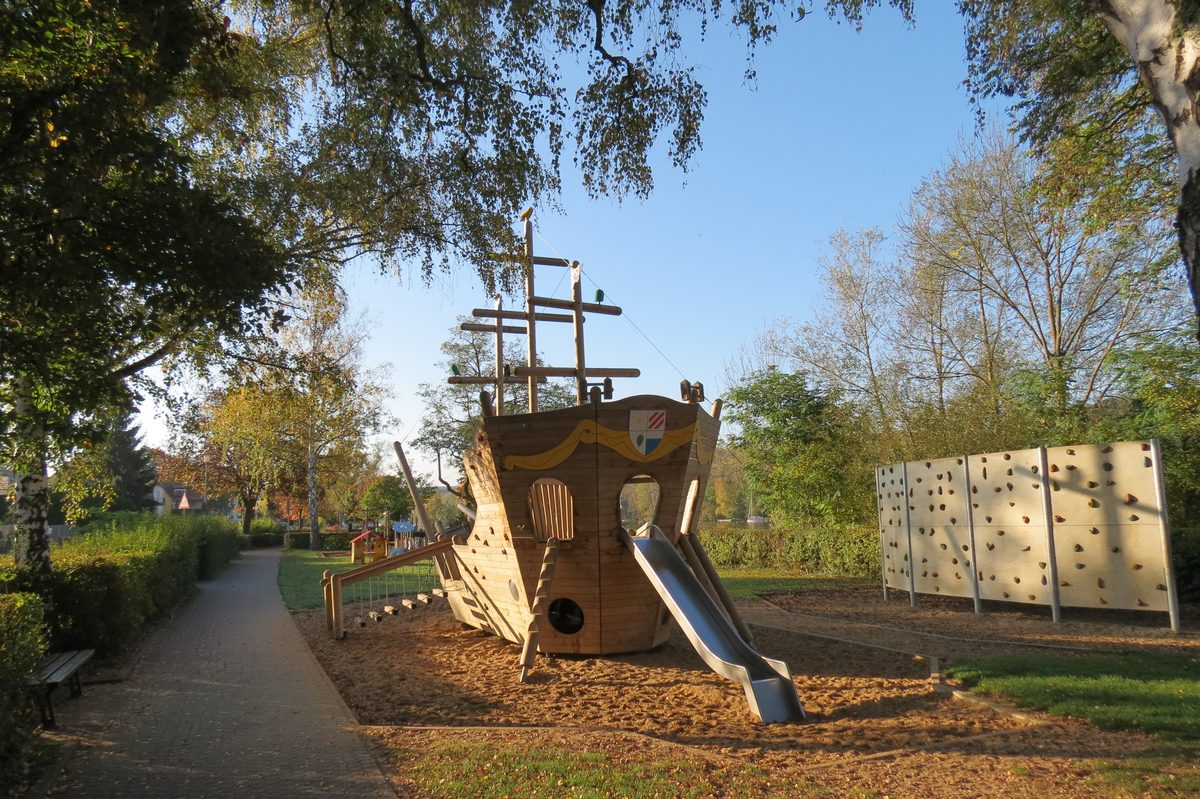 Spielplatz am Main in Veitshöchheim mit Klettergerüst in Schiffsform