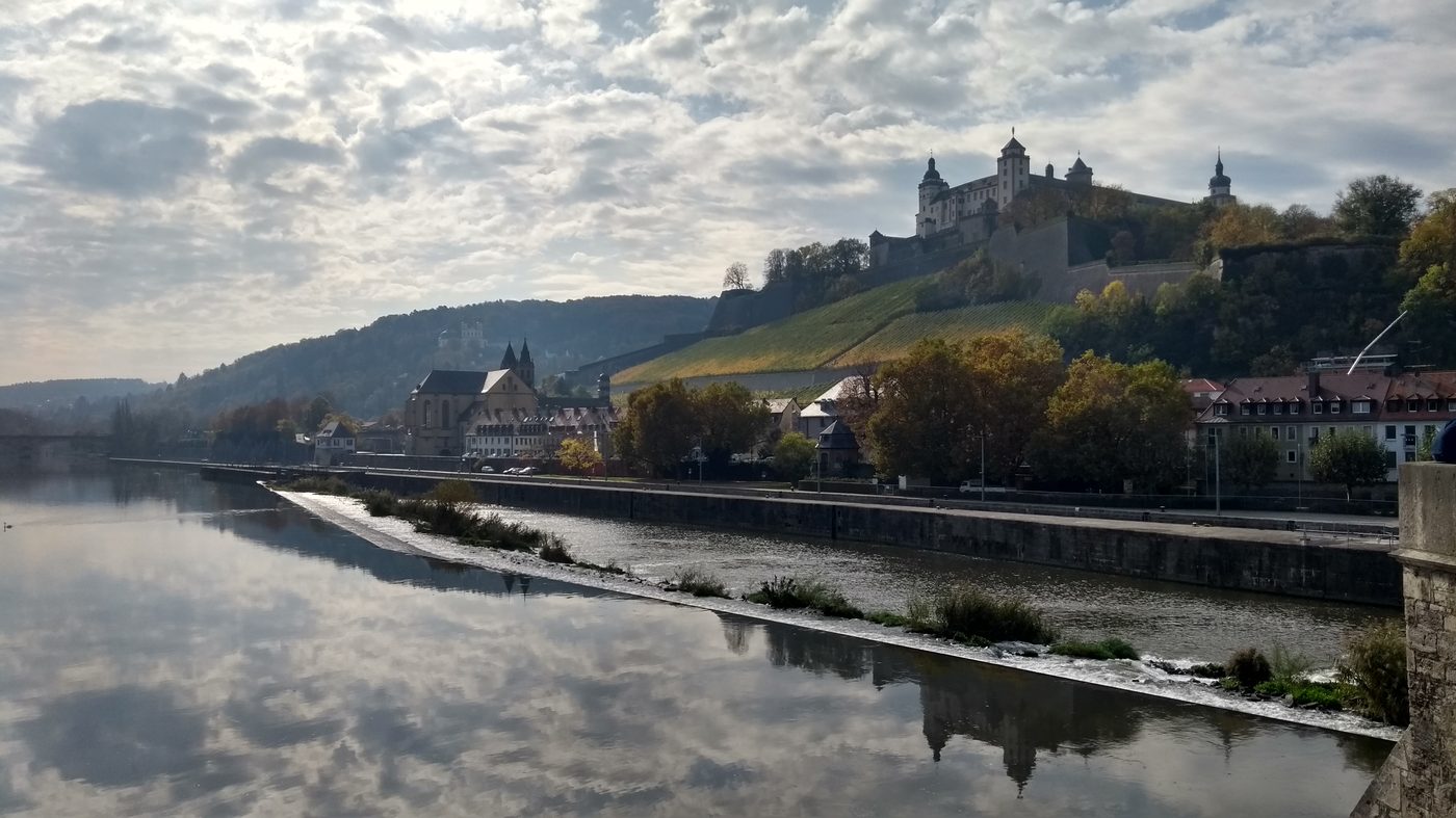 Würzburg mit Festung Marienberg und Main, Spiegelung im Wasser