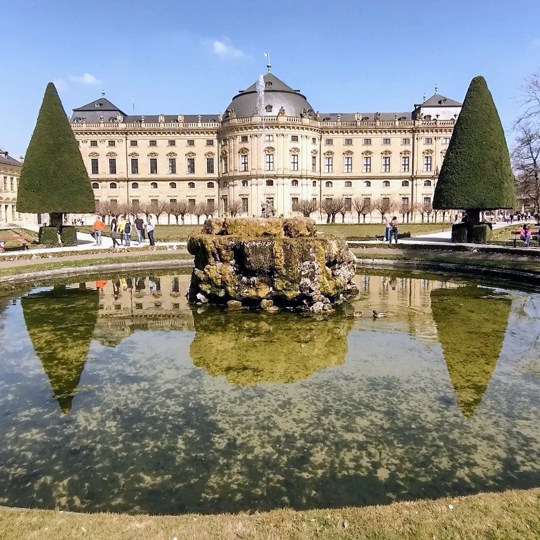 Würzburger Residenz mit Hofgarten und Brunnenspiegelung